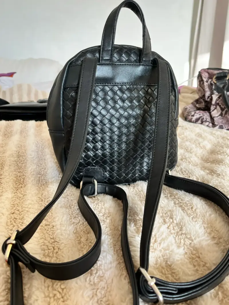 Mochila negra tejida de cuero sintético - 3