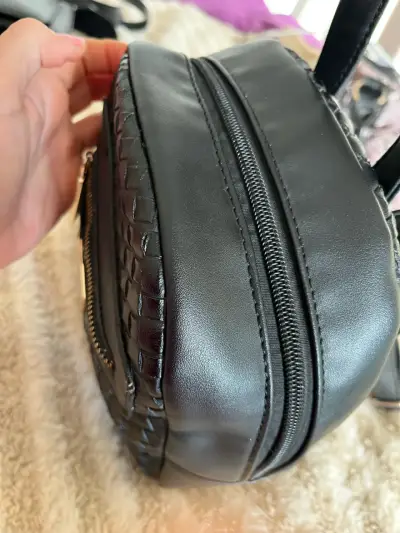 Mochila negra tejida de cuero sintético - miniatura 4