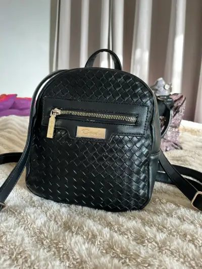 Mochila negra tejida de cuero sintético - miniatura 6