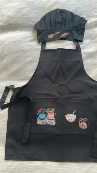 Set de delantal y gorro de cocina negro con estampado floral - miniatura 1