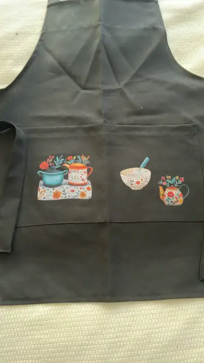 Set de delantal y gorro de cocina negro con estampado floral - miniatura 3