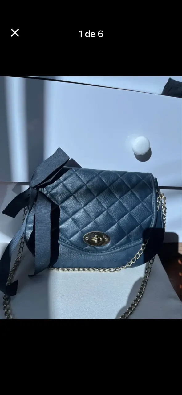 Cartera de cuero azul con cadena dorada