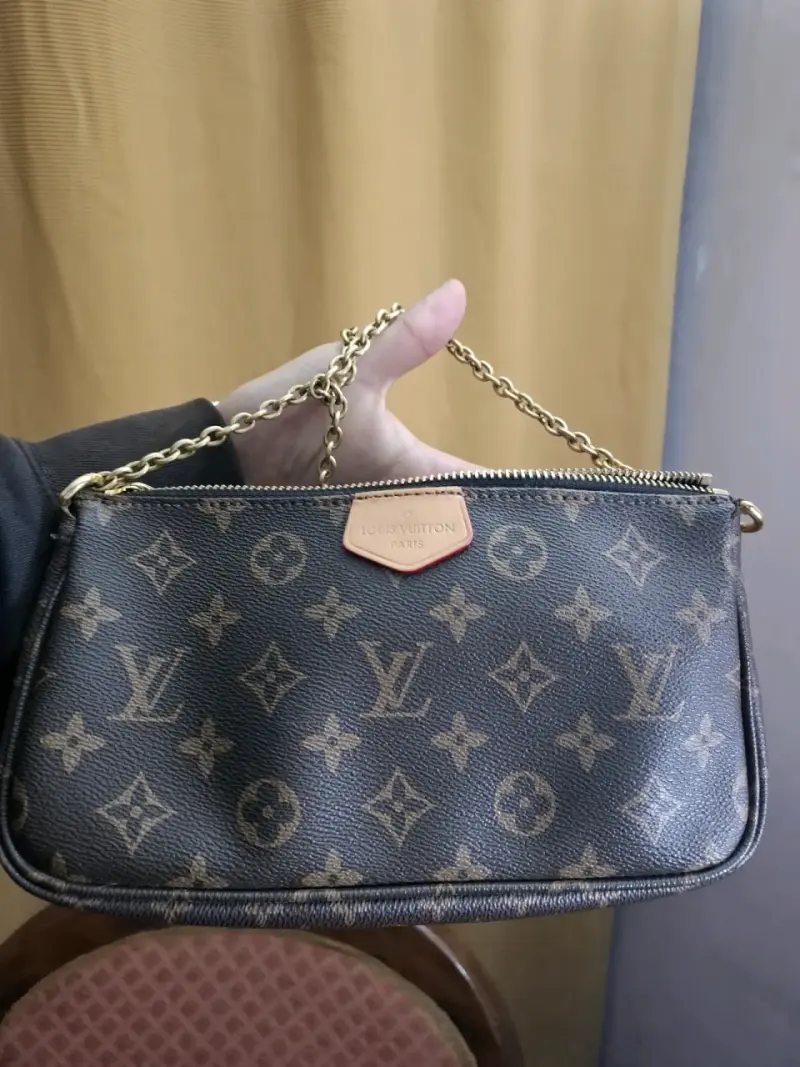 Cartera Louis Vuitton Monogram con Cadena Dorada - 1