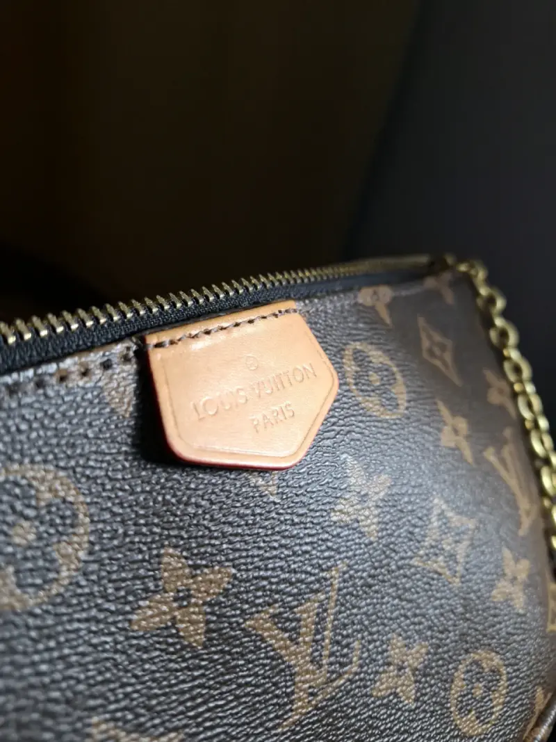 Cartera Louis Vuitton Monogram con Cadena Dorada - 2