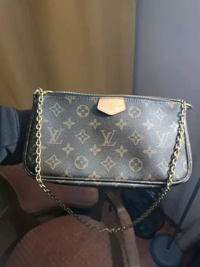 Cartera Louis Vuitton Monogram con Cadena Dorada - miniatura 3