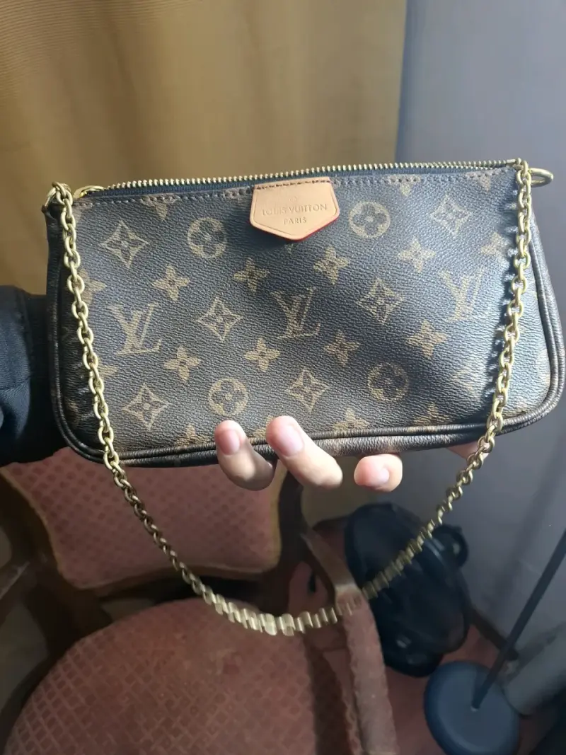 Cartera Louis Vuitton Monogram con Cadena Dorada - 4