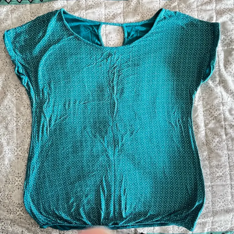Blusa azul turquesa con diseño geométrico - 1