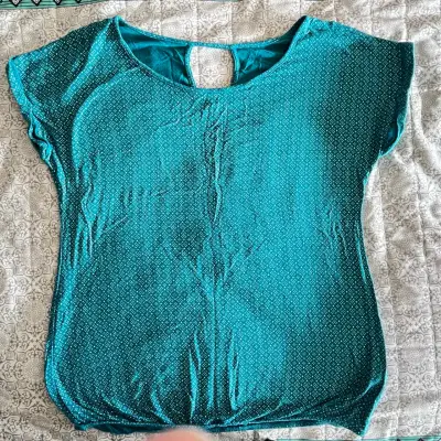 Blusa azul turquesa con diseño geométrico - miniatura 1