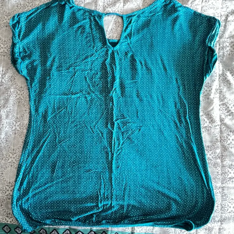 Blusa azul turquesa con diseño geométrico - 2