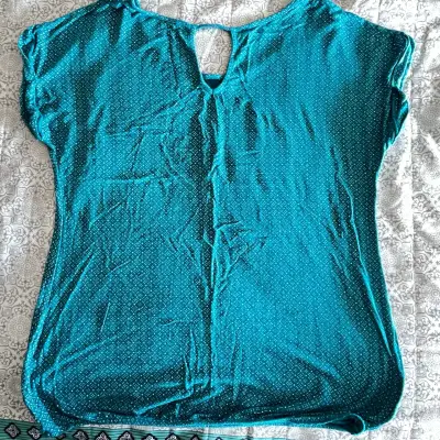 Blusa azul turquesa con diseño geométrico - miniatura 2