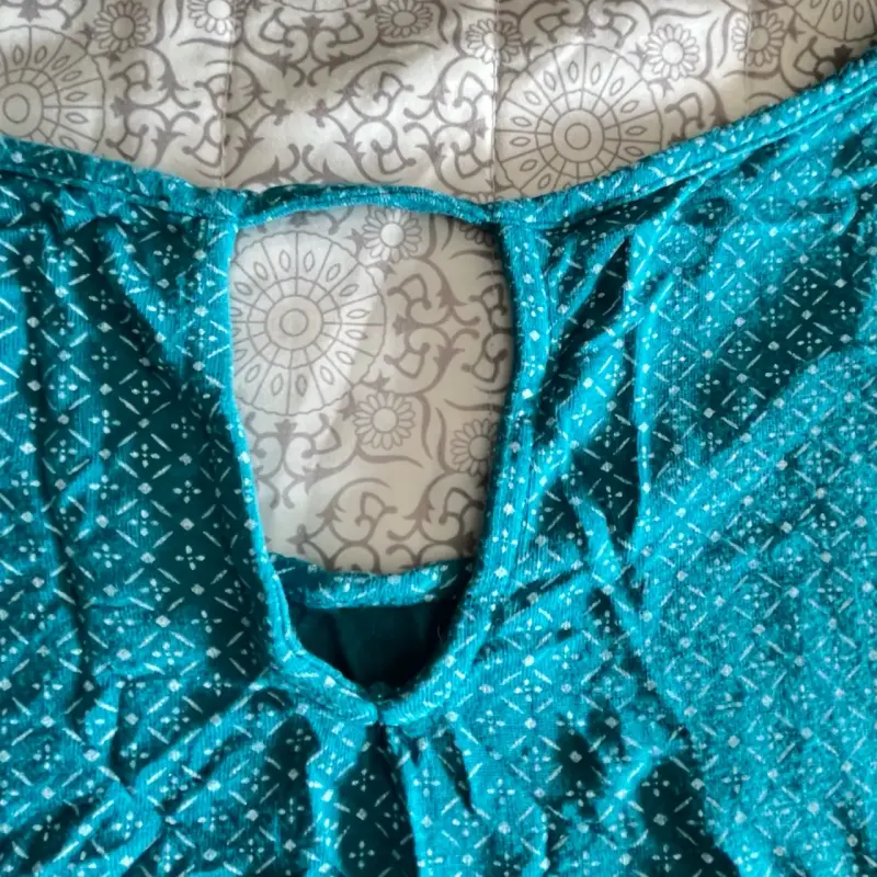 Blusa azul turquesa con diseño geométrico - 3