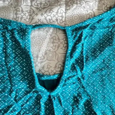 Blusa azul turquesa con diseño geométrico - miniatura 3