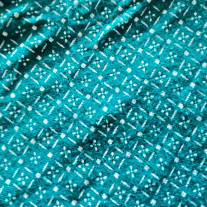 Blusa azul turquesa con diseño geométrico - 4