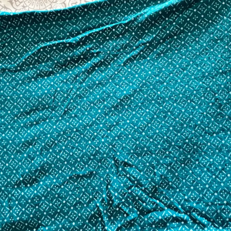 Blusa azul turquesa con diseño geométrico - 5