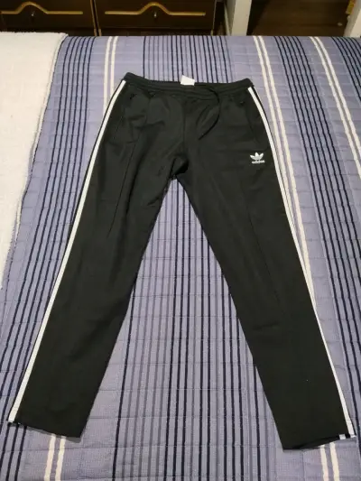 Pantalon deportivo negro Adidas con franjas bla - miniatura 1