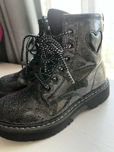 Botas negras brillantes niña - miniatura 1