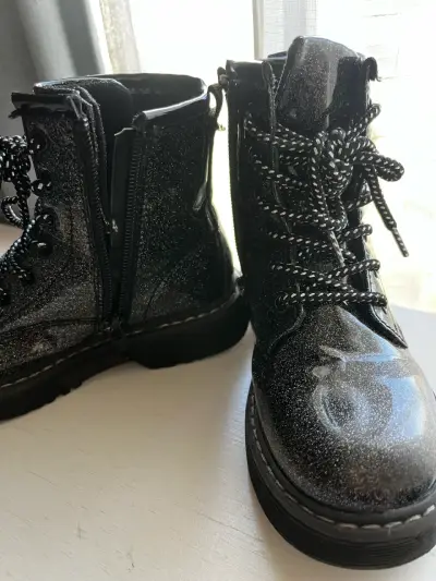 Botas negras brillantes niña - miniatura 3