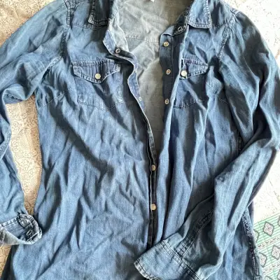 Camisa de mezclilla azul para mujer - miniatura 1