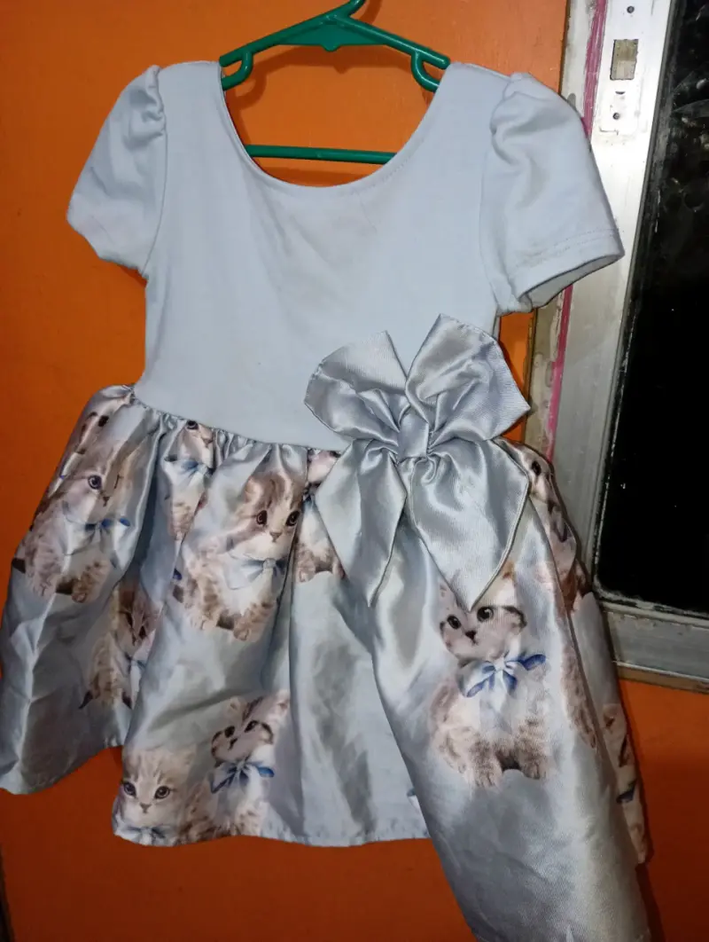 Vestido infantil con estampado de gatitos y lazo - 1
