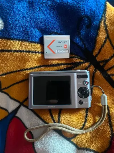 Cámara digital Sony con batería recargable - miniatura 1