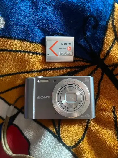 Cámara digital Sony con batería recargable - miniatura 2
