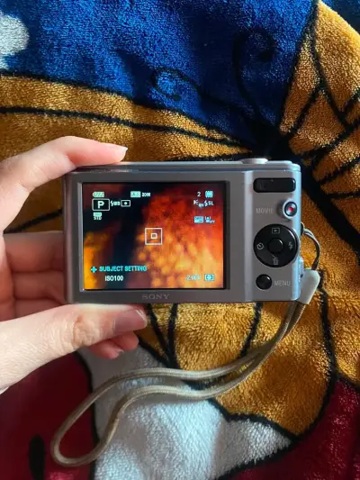 Cámara digital Sony con batería recargable - miniatura 3