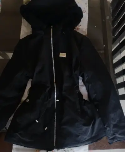 Parka negra con capucha Everlast para mujer - miniatura 1