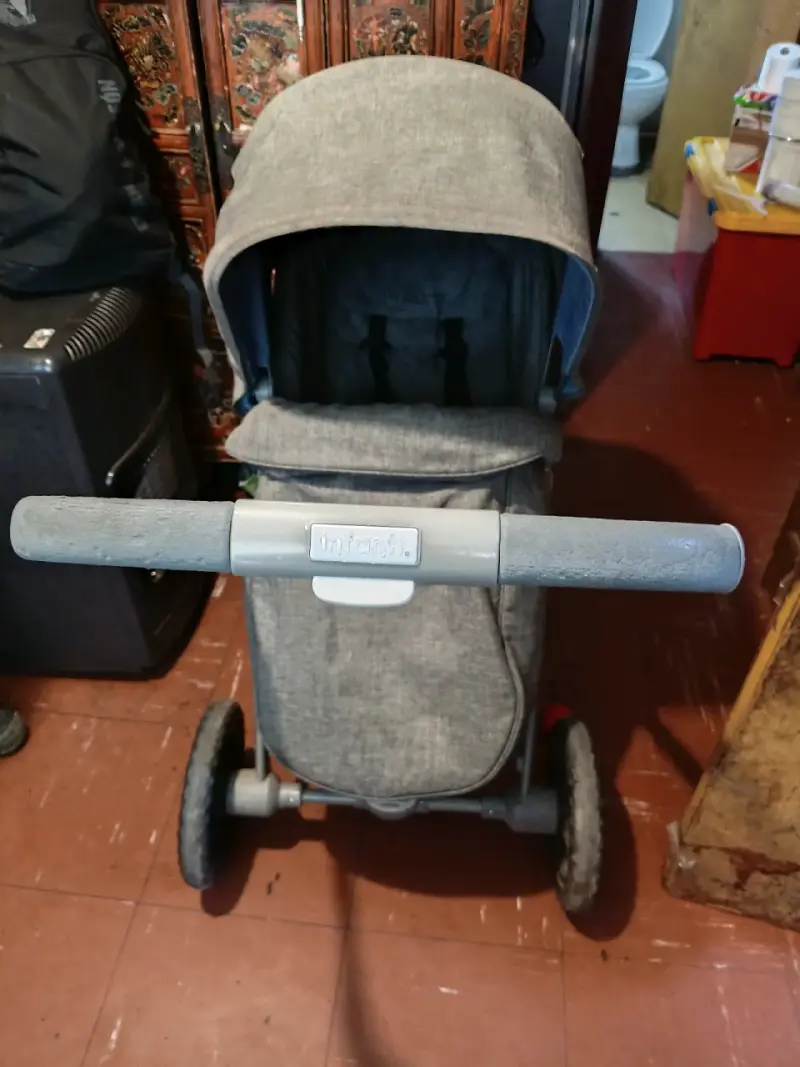 Coche de bebé Infanti gris con capota ajustable - 1