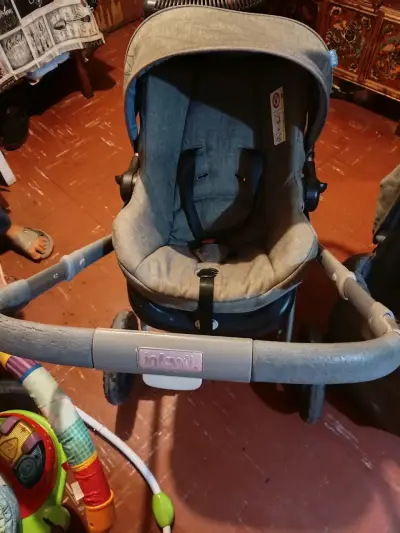 Coche de bebé Infanti gris con capota ajustable - miniatura 2