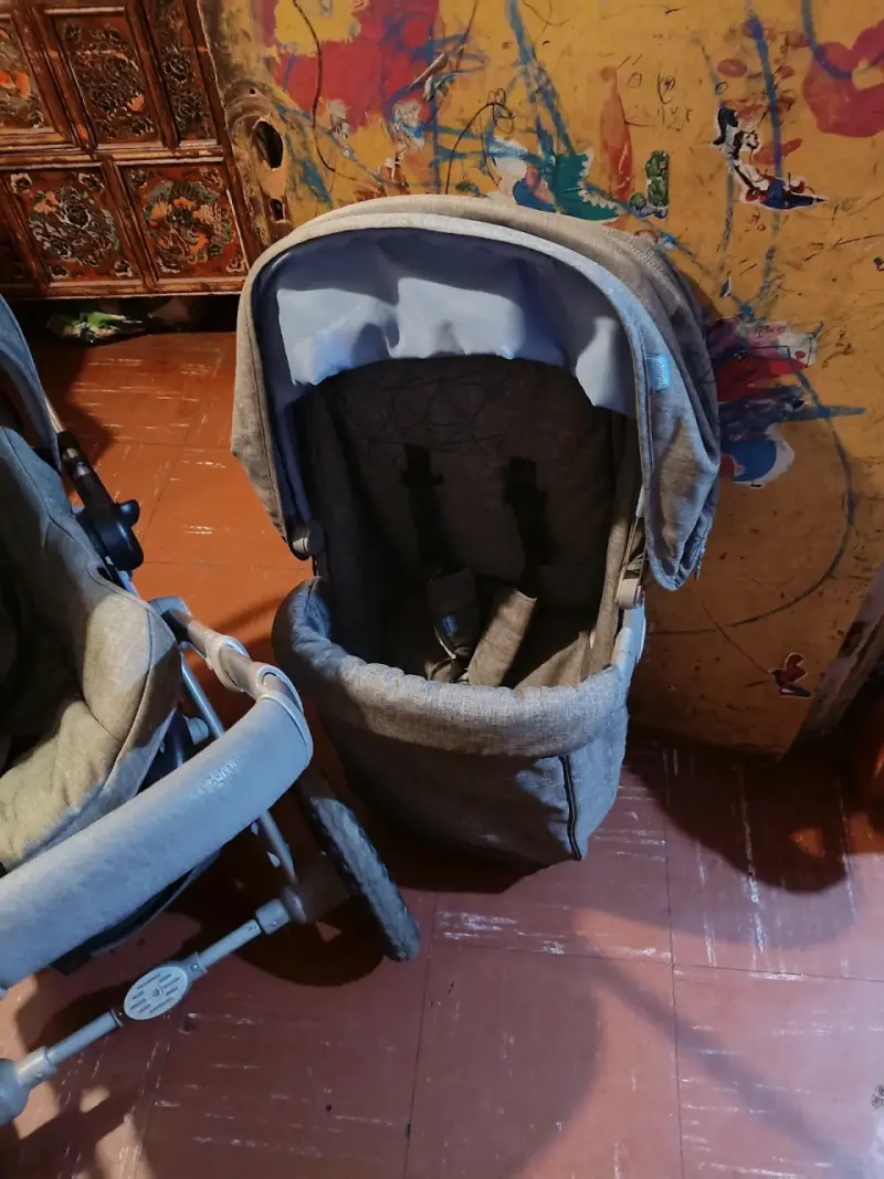 Coche de bebé Infanti gris con capota ajustable - 3