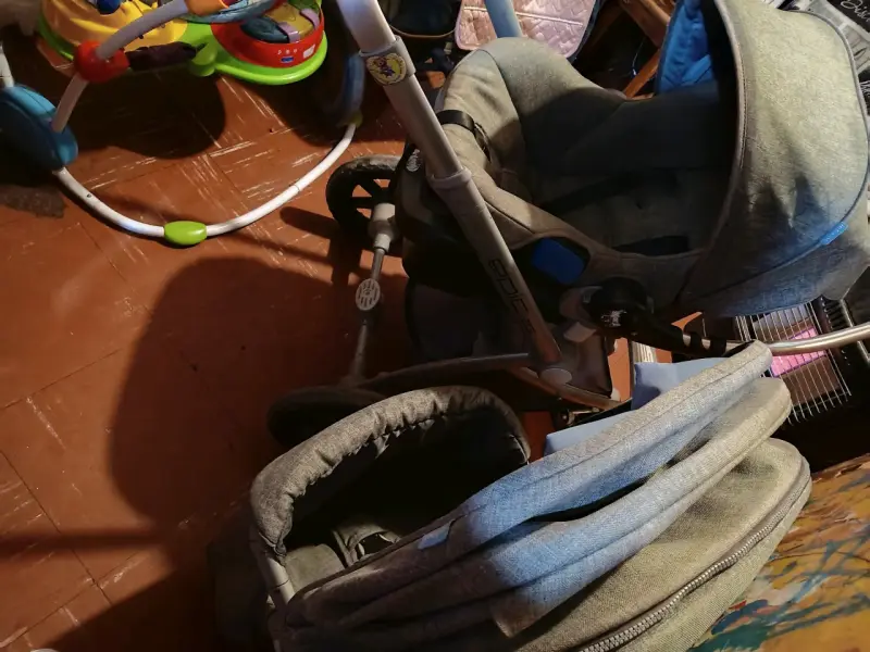 Coche de bebé Infanti gris con capota ajustable - 4