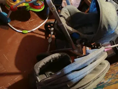 Coche de bebé Infanti gris con capota ajustable - miniatura 4