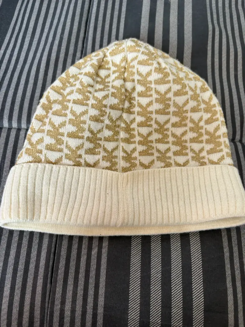 Gorro de lana Michael Kors beige y dorado - 2