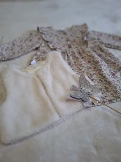 Vestido de bebé con chaleco sin mangas - miniatura 2