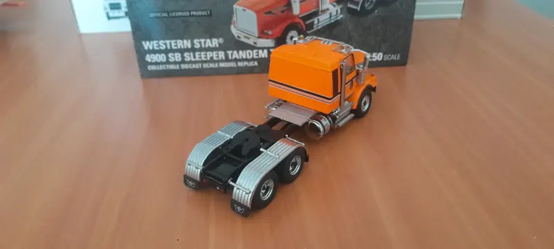 Camión a escala Western Star 4900 SB naranja - 1