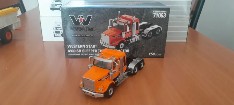 Camión a escala Western Star 4900 SB naranja - 4