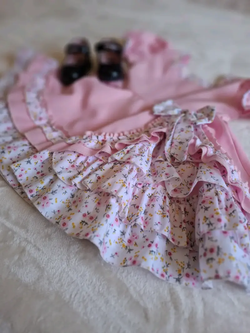 Vestido huasa rosa con volantes florales y zapatos - 1