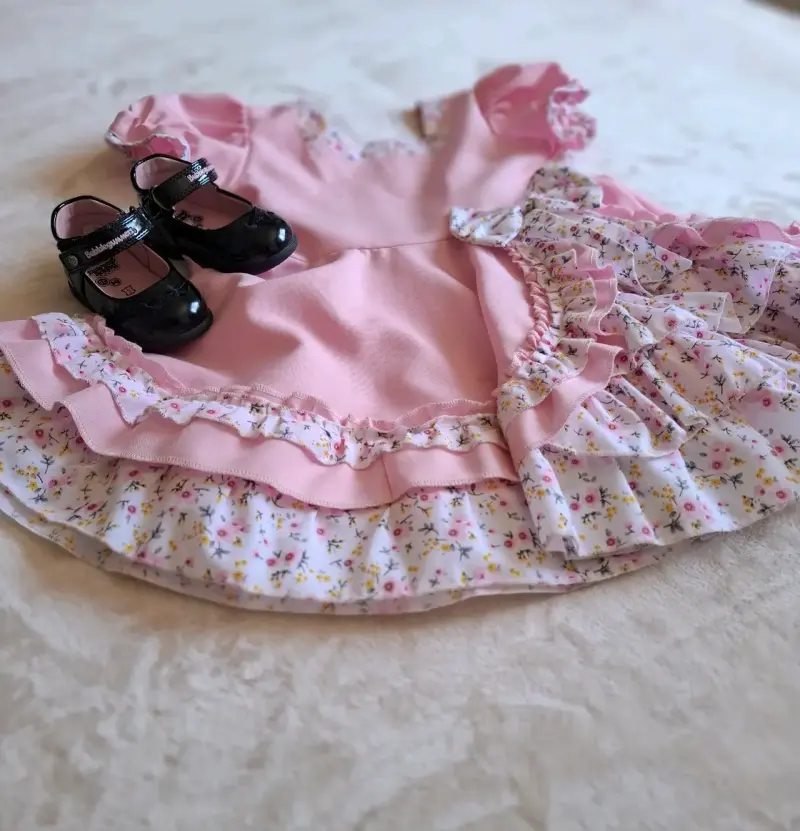 Vestido huasa rosa con volantes florales y zapatos - 2