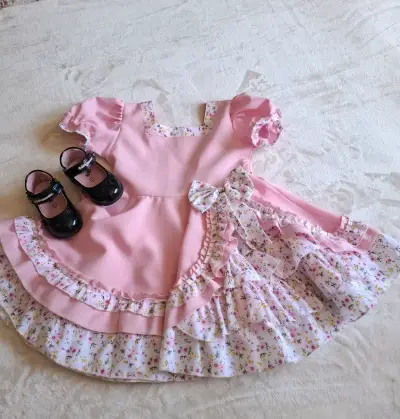 Vestido huasa rosa con volantes florales y zapatos - miniatura 3