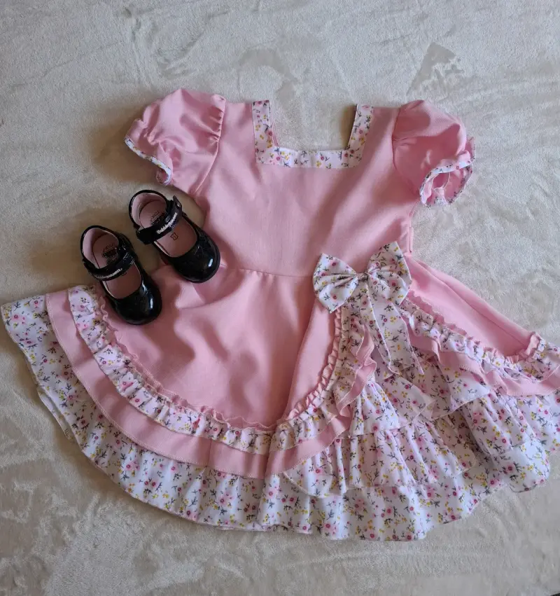 Vestido huasa rosa con volantes florales y zapatos - 4