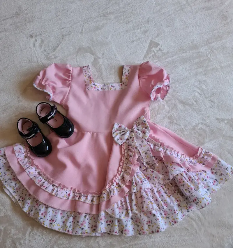 Vestido huasa rosa con volantes florales y zapatos - 6