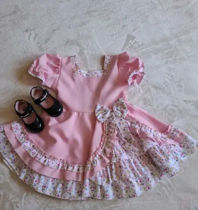 Vestido huasa rosa con volantes florales y zapatos - miniatura 6