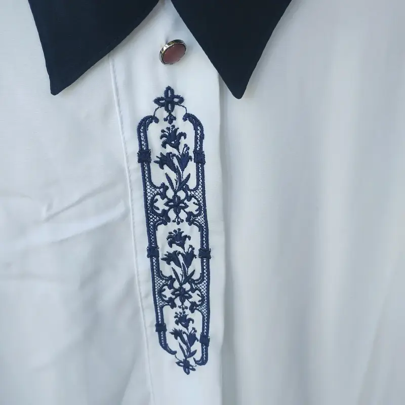 Blusa blanca con bordado azul y cuello contrastante - 3