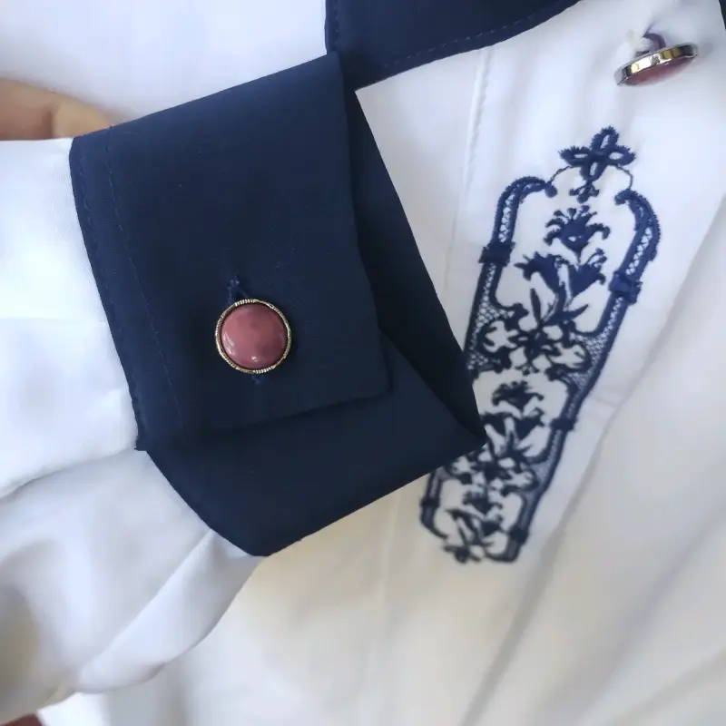 Blusa blanca con bordado azul y cuello contrastante - 4
