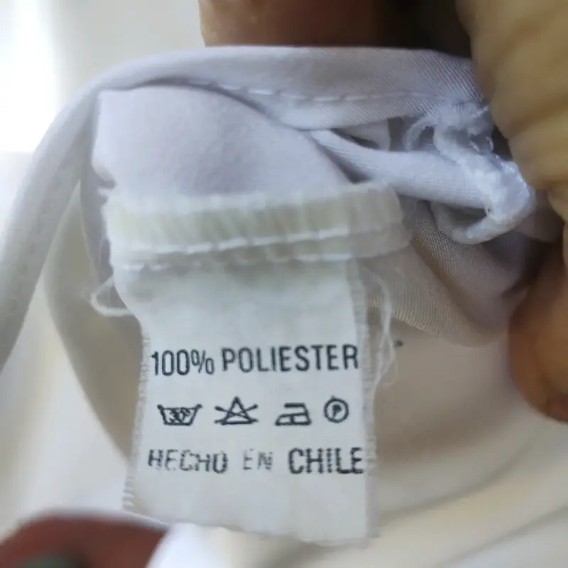 Blusa blanca con bordado azul y cuello contrastante - 5