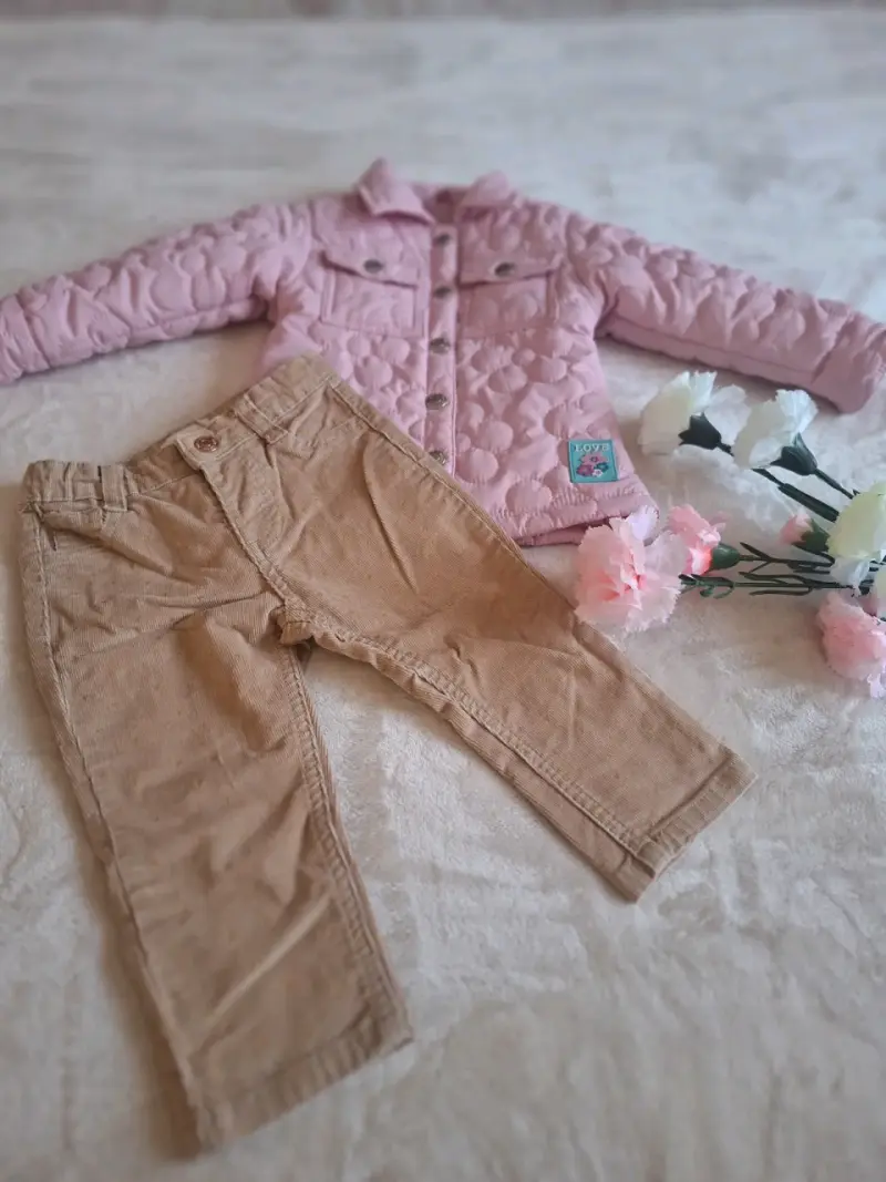 Conjunto de niña chaqueta rosada y pantalón beige - 1