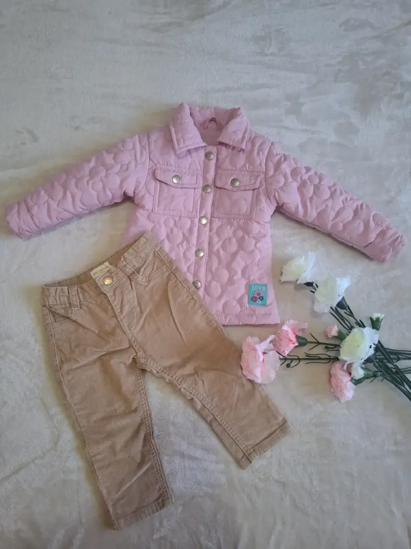 Conjunto de niña chaqueta rosada y pantalón beige - 2