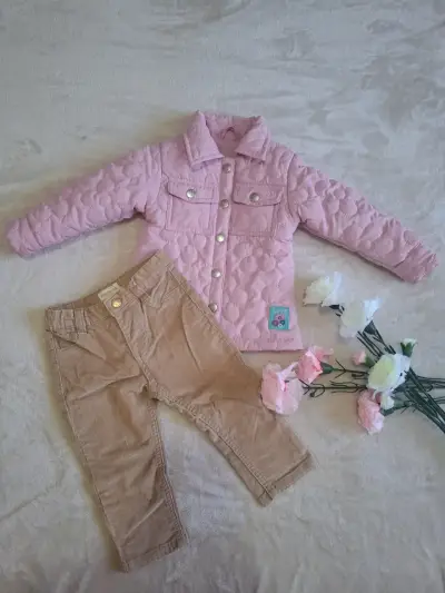 Conjunto de niña chaqueta rosada y pantalón beige - miniatura 2