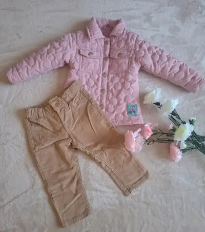 Conjunto de niña chaqueta rosada y pantalón beige - miniatura 6