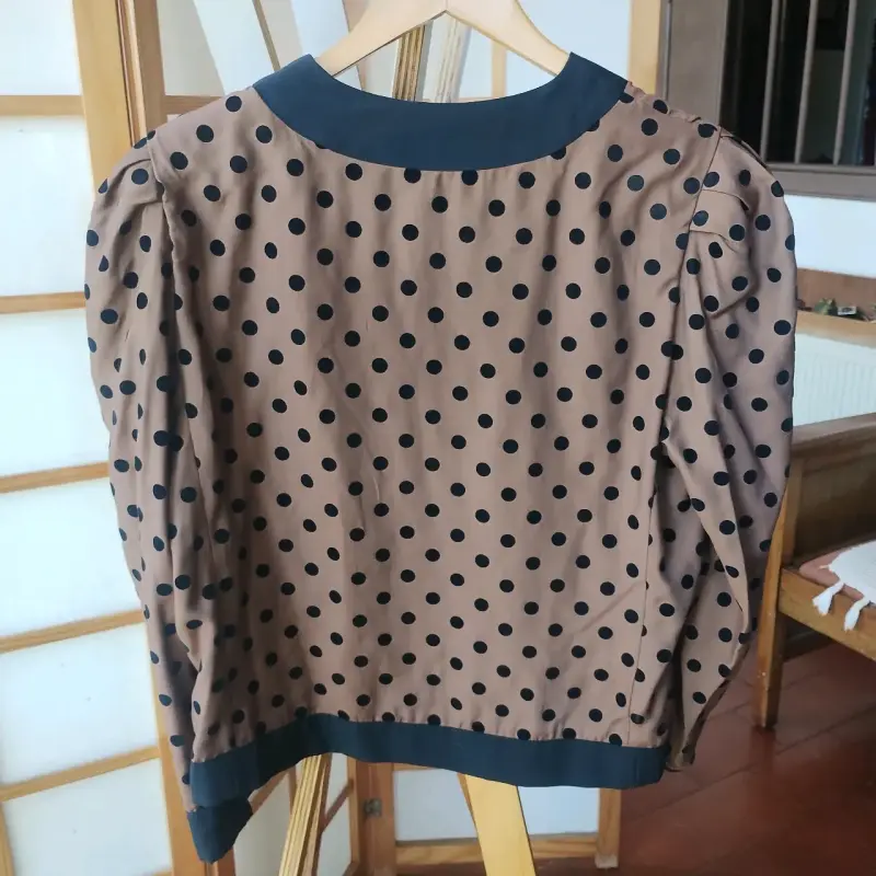 Chaqueta de mujer con lunares marrón y negro - 1